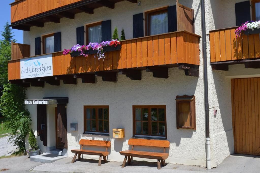 Ein Gebäude mit einem Schild, auf dem „Bed & Breakfast Jungbolz“ und ein Schild für „Haus Katharina“ am Eingang stehen.