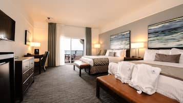 Panorama kamer, 2 queensize bedden, patio, uitzicht op oceaan | Pillowtop-bedden, een bureau, verduisterende gordijnen