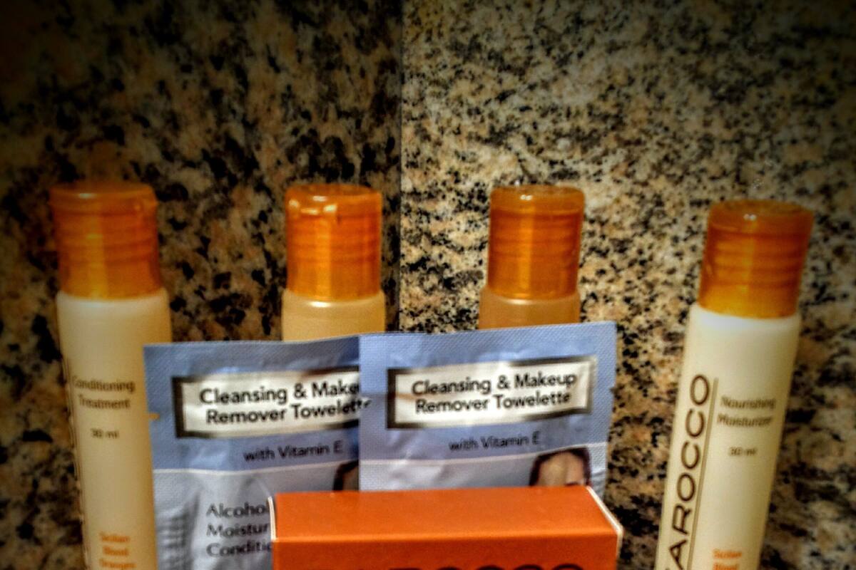 Variedad de productos para el cuidado de la piel, incluyendo toallitas limpiadoras y desmaquillantes, una barra de jabón y botellas de loción, todo con la marca TAROCCO.