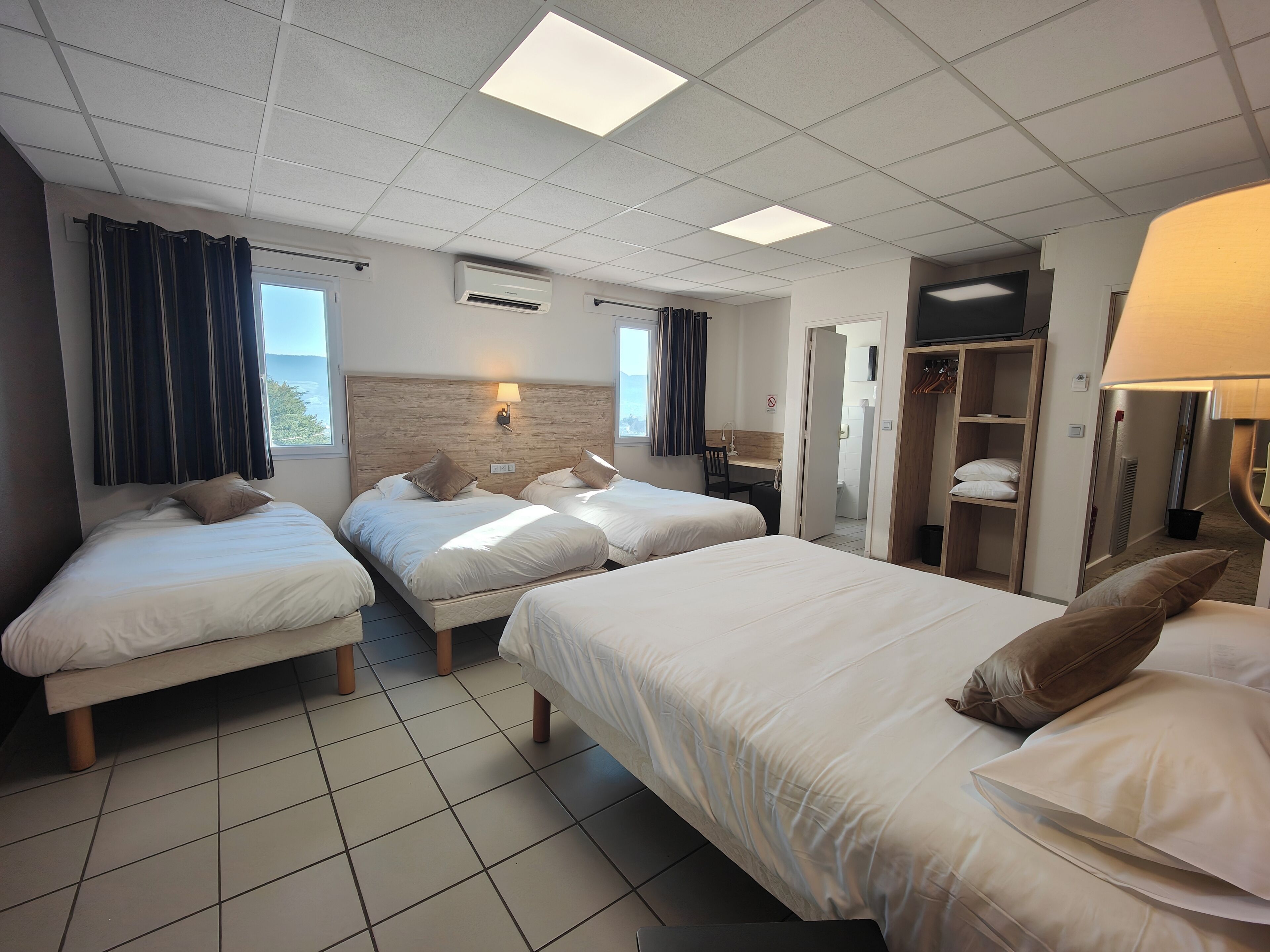 Familiekamer | Luxe beddengoed, Select Comfort-bedden, een minibar, een bureau