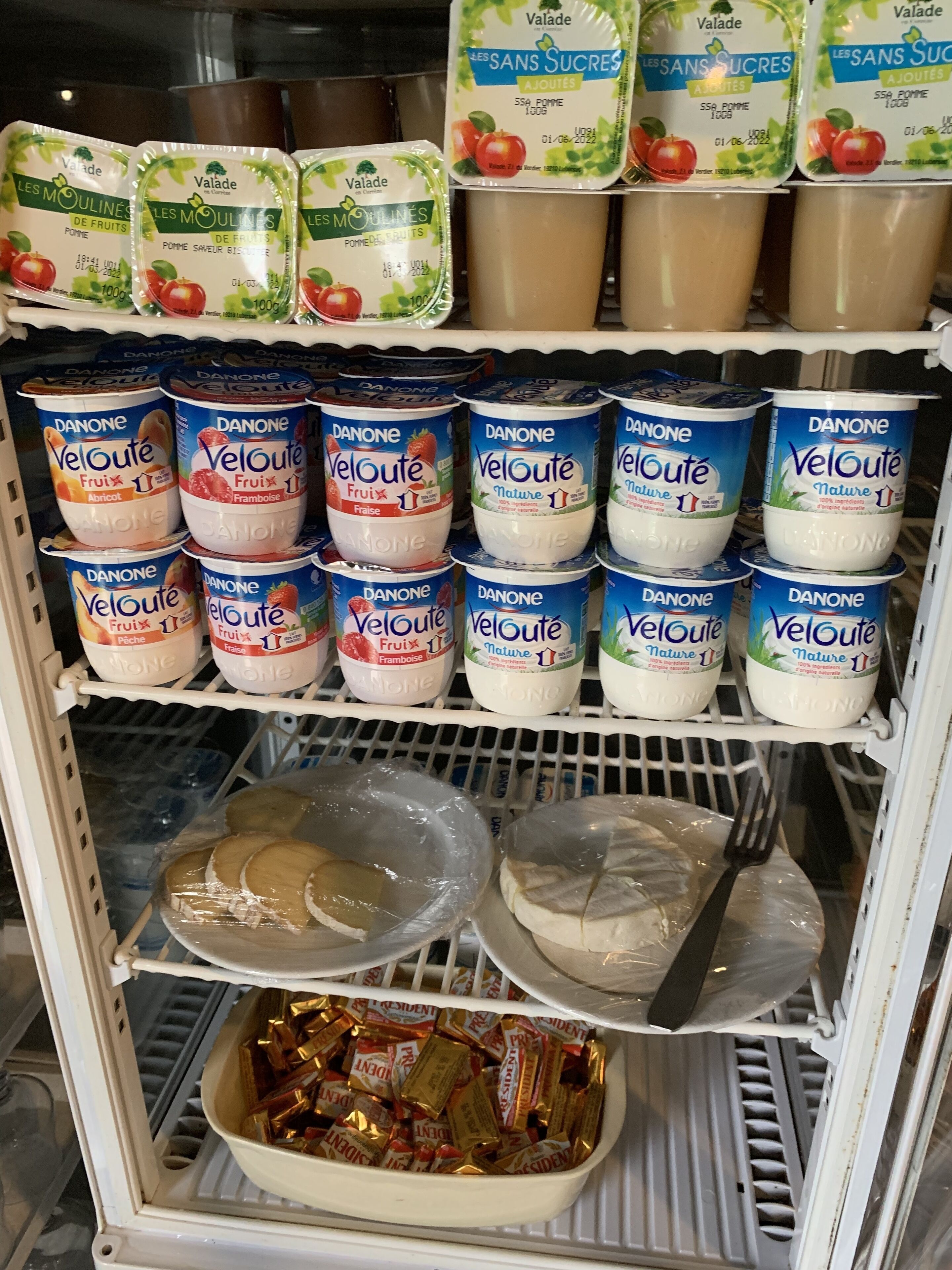 Ein Kühlschrank gefüllt mit verschiedenen Milchprodukten, darunter Joghurt und Käse.