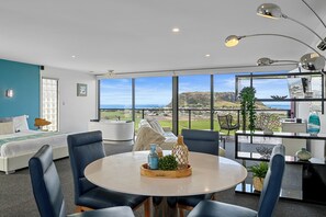 高档床上用品、迷你吧、办公桌、熨斗/熨衣板