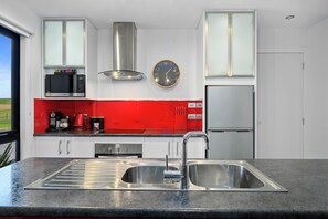 Fridge, microwave, oven, stovetop - Horizon Deluxe Apartments (Stanley)