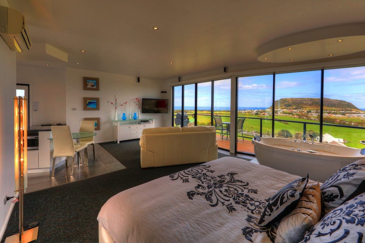 SÀngtillbehör av högsta kvalitet, minibar och skrivbord