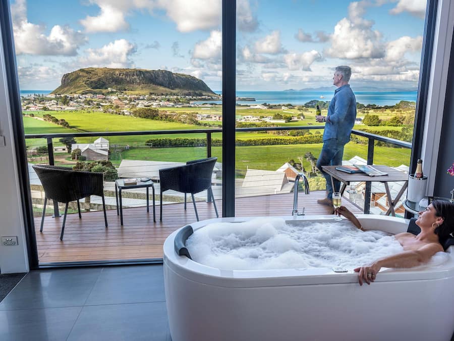 Luxury Apartment | Premium bedding, minibar, desk, iron/ironing board