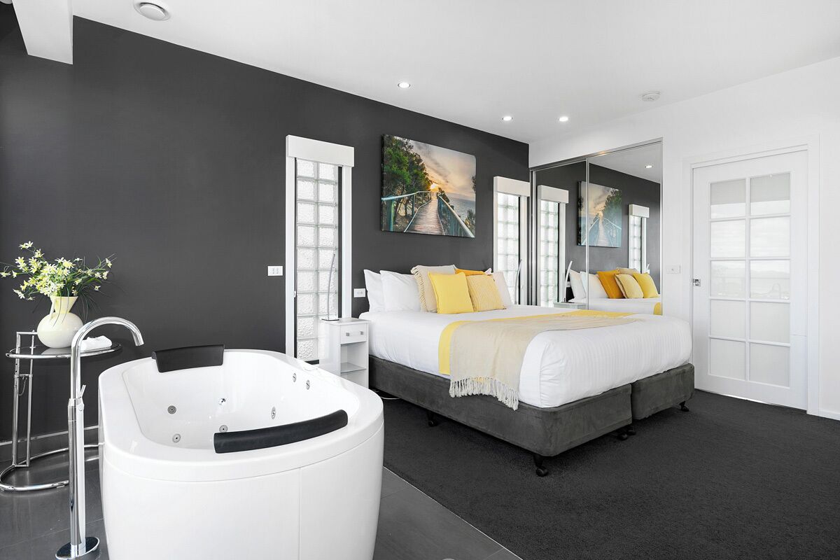 Premium bedding, minibar, desk, iron/ironing board