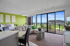 奢华公寓 | 高档床上用品、迷你吧、办公桌、熨斗/熨衣板