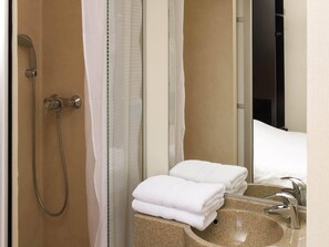 高級寝具、客室ごとに異なる装飾、客室ごとに異なるインテリア、デスク