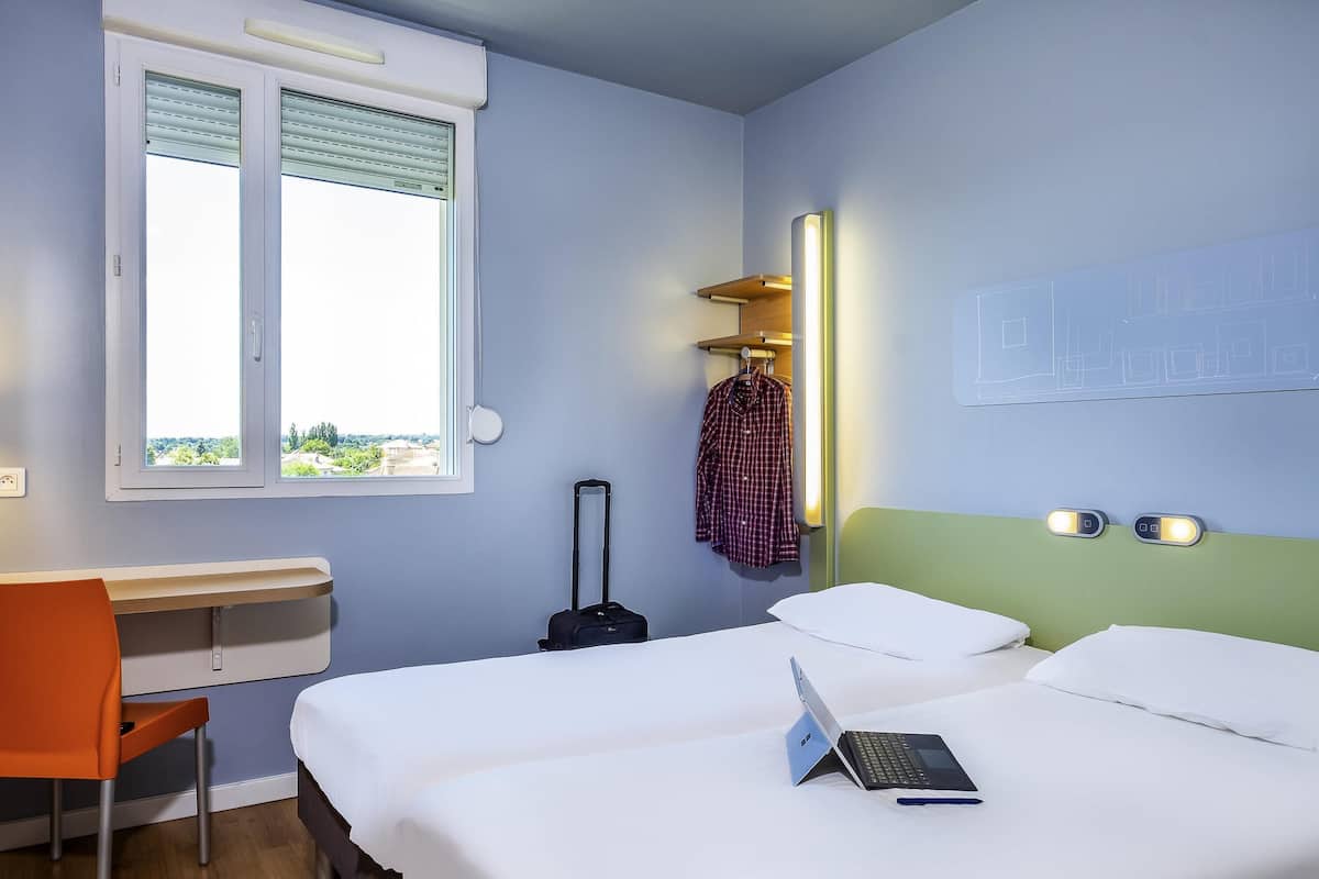 Habitación con 2 camas individuales, 2 camas individuales | Ropa de cama de alta calidad, escritorio y insonorización