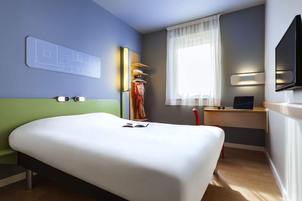 Triple Room, Multiple Beds | Premium bedding, individually decorated, individually furnished, desk