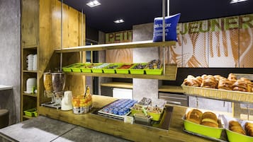 Colazione a buffet, servita tutte le mattine (9.40 EUR a persona)