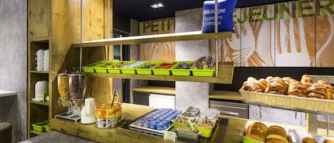 Colazione a buffet, servita tutte le mattine (9.40 EUR a persona)