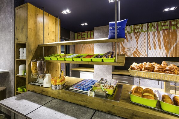 Se ofrece un desayuno bufé (9.40 EUR por persona)