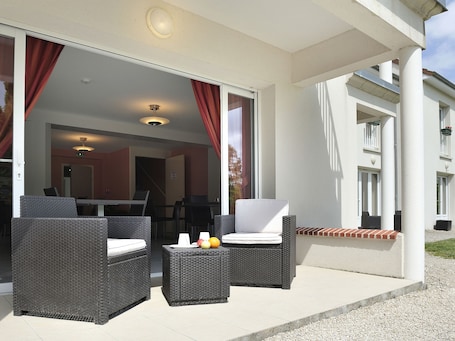 Terrace/patio. Hotel Orée des Châteaux
