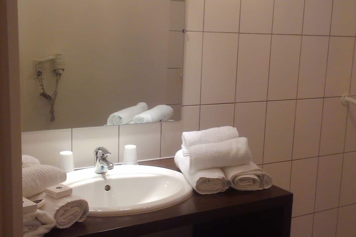 triple room | bathroom | free toiletries, hair dryer, towels
