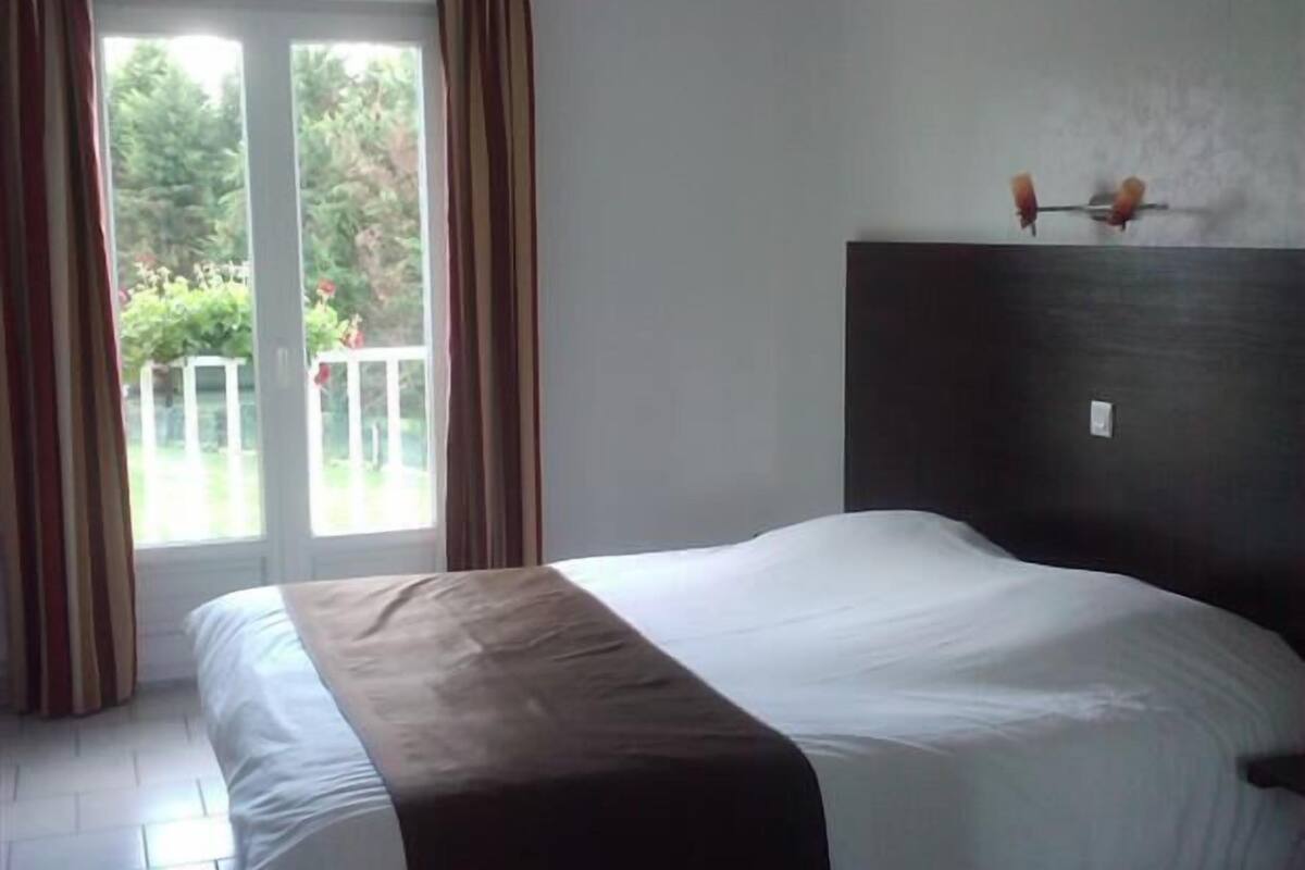 individually decorated, individually furnished, desk, soundproofing