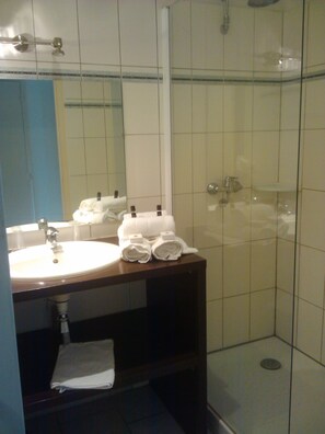 Kamar Keluarga | Kamar mandi | Perlengkapan mandi gratis, pengering rambut,  dan handuk