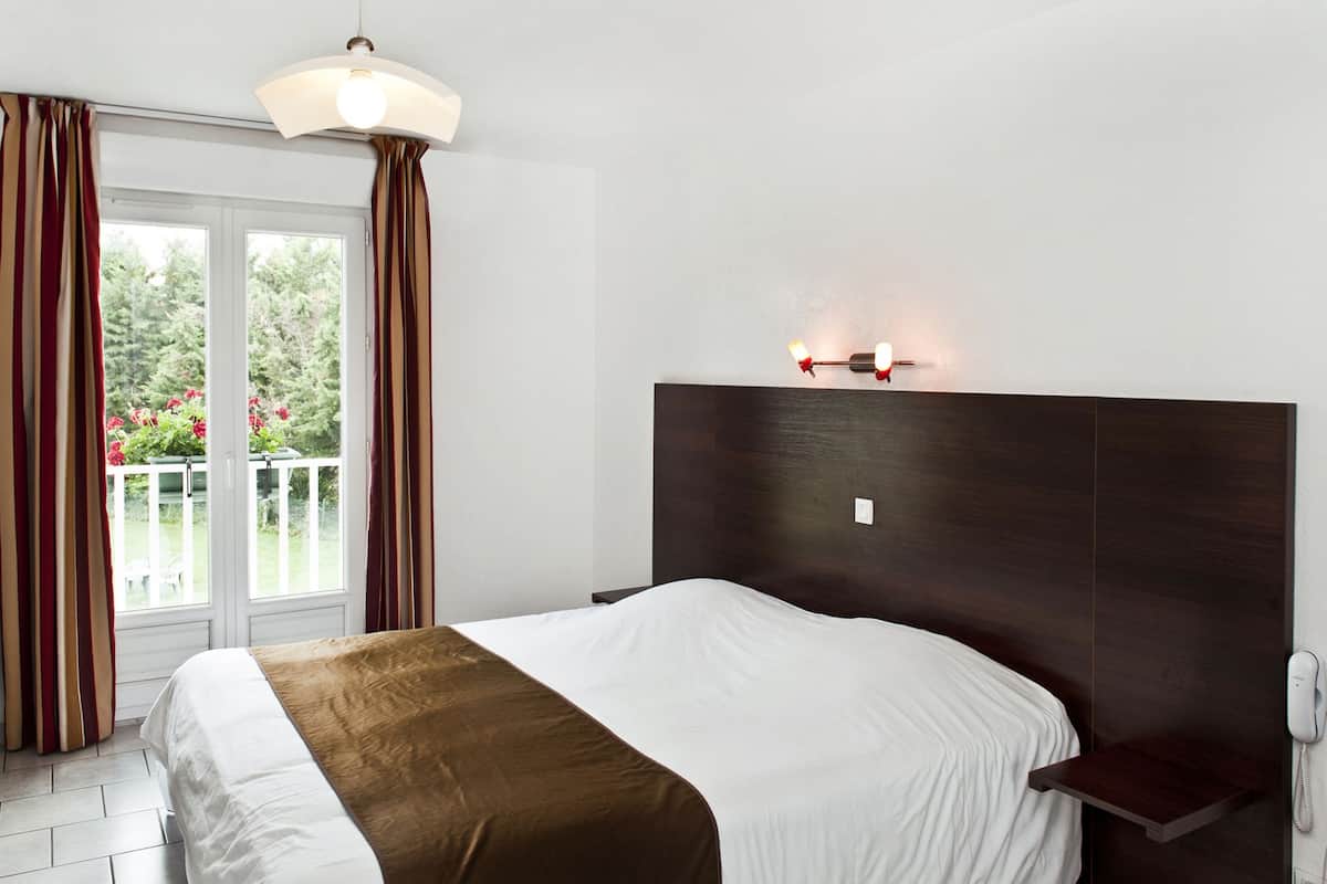 Schreibtisch, schallisolierte Zimmer, Bügeleisen/Bügelbrett