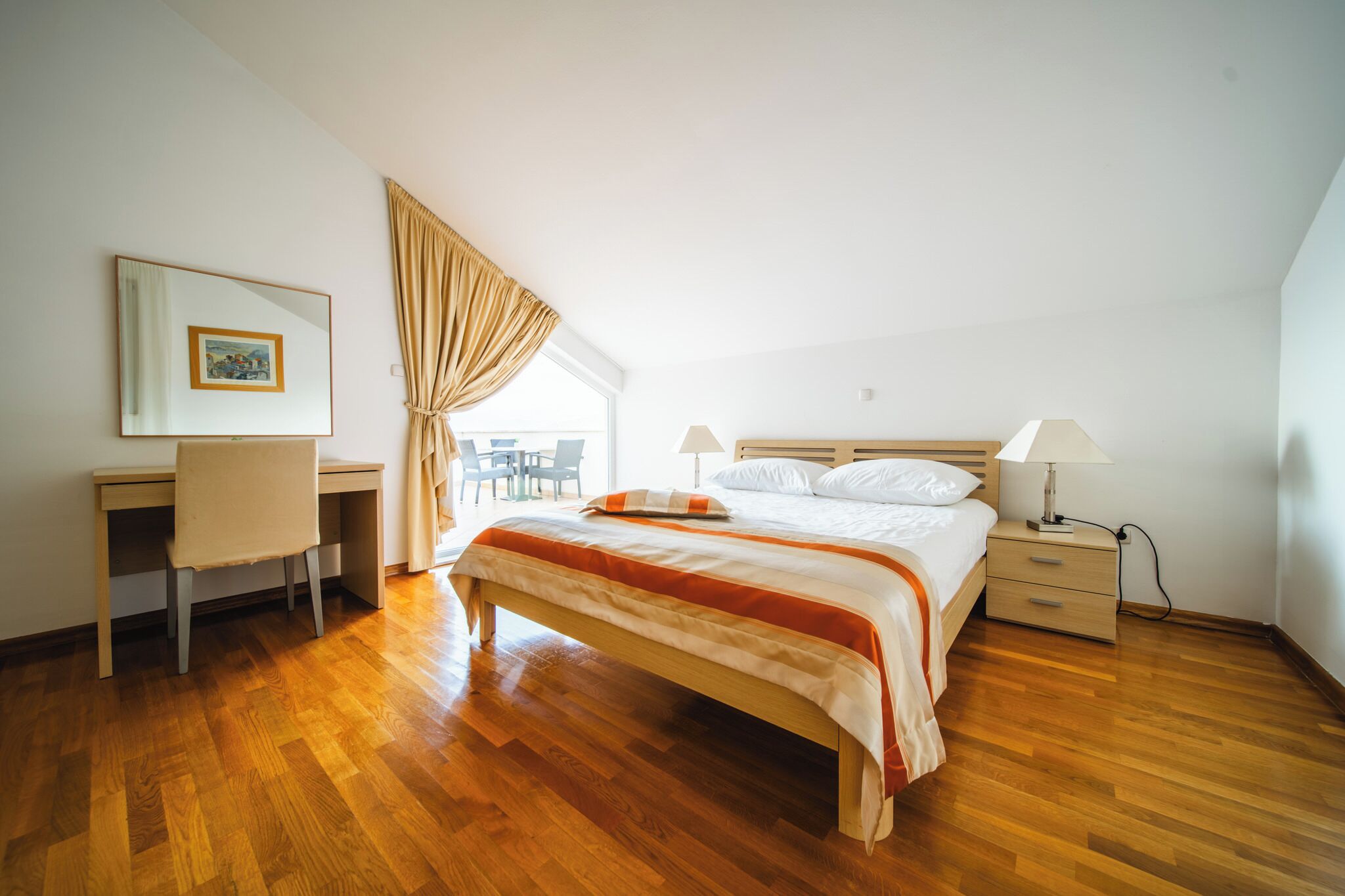 Roupas de cama antialérgicas, cofres nos quartos, escrivaninha