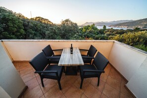 Apartment, 2 Schlafzimmer, Balkon, Meerblick | Terrasse/Patio