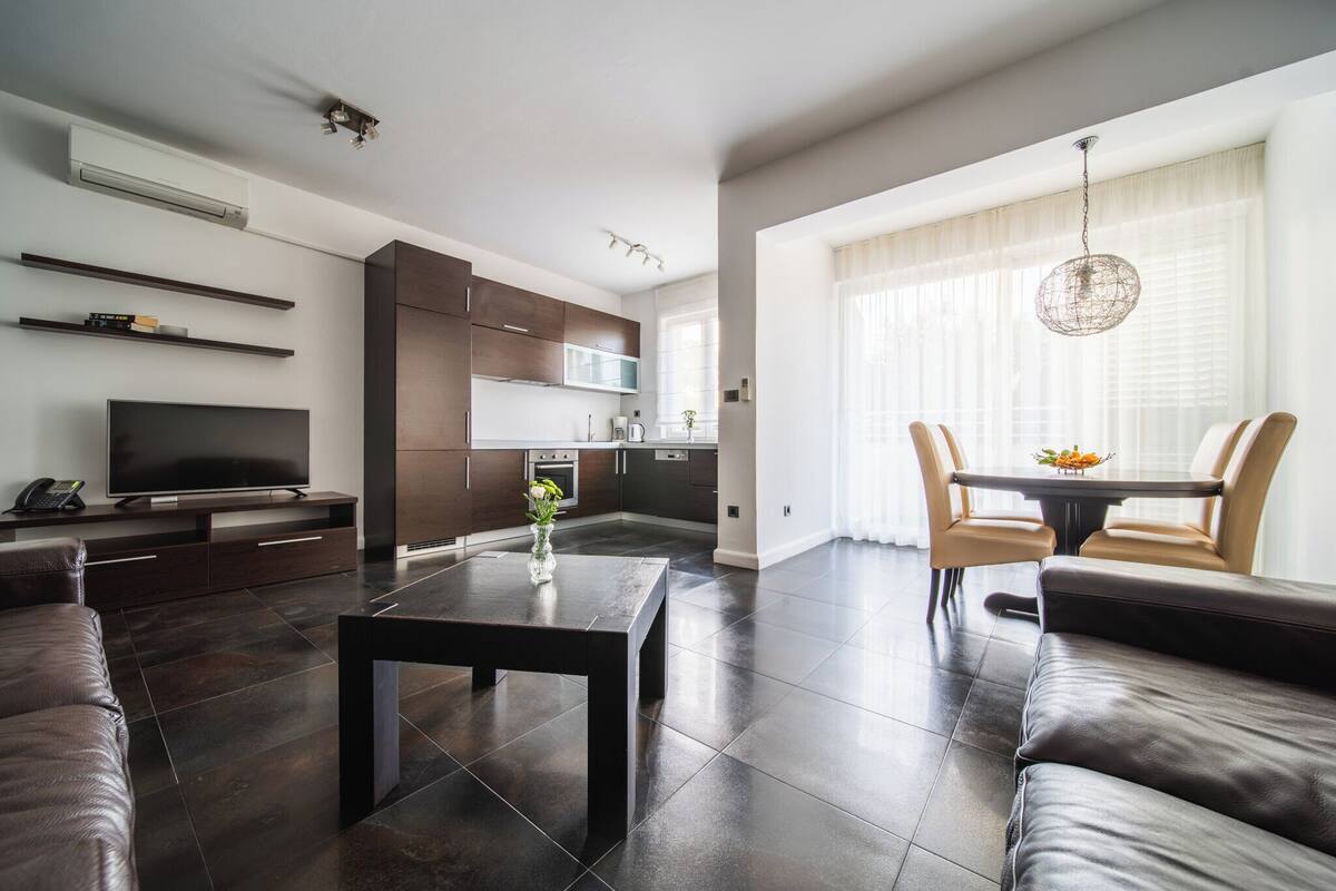 Appartement, 2 chambres, balcon | Coin séjour | Télévision à écran plat, lecteur de DVD