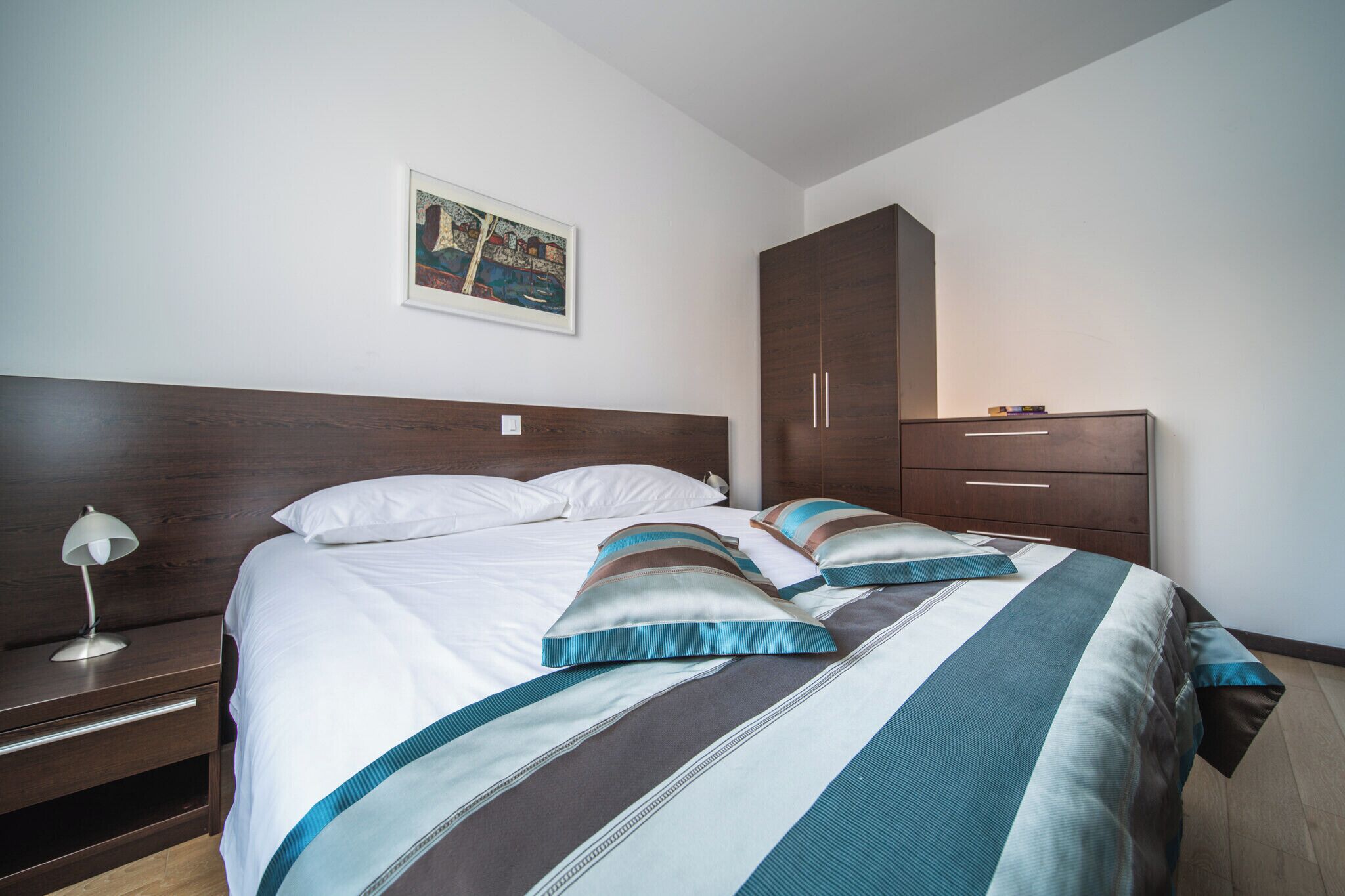 Roupas de cama antialérgicas, cofres nos quartos, escrivaninha
