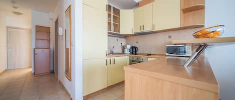 Apartment, 2 Schlafzimmer, Balkon | Eigene Küche | Großer Kühlschrank, Mikrowelle, Herdplatte, Geschirrspüler