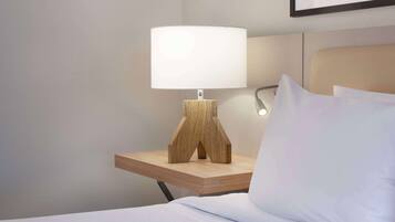 Kombinert dusj/badekar, designertoalettartikler, hårføner og badekåper