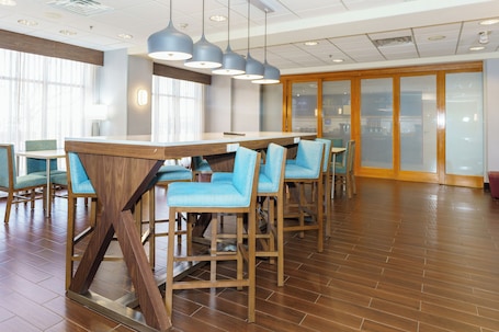 Desayuno buffet incluido todos los días . Hampton Inn Garden City