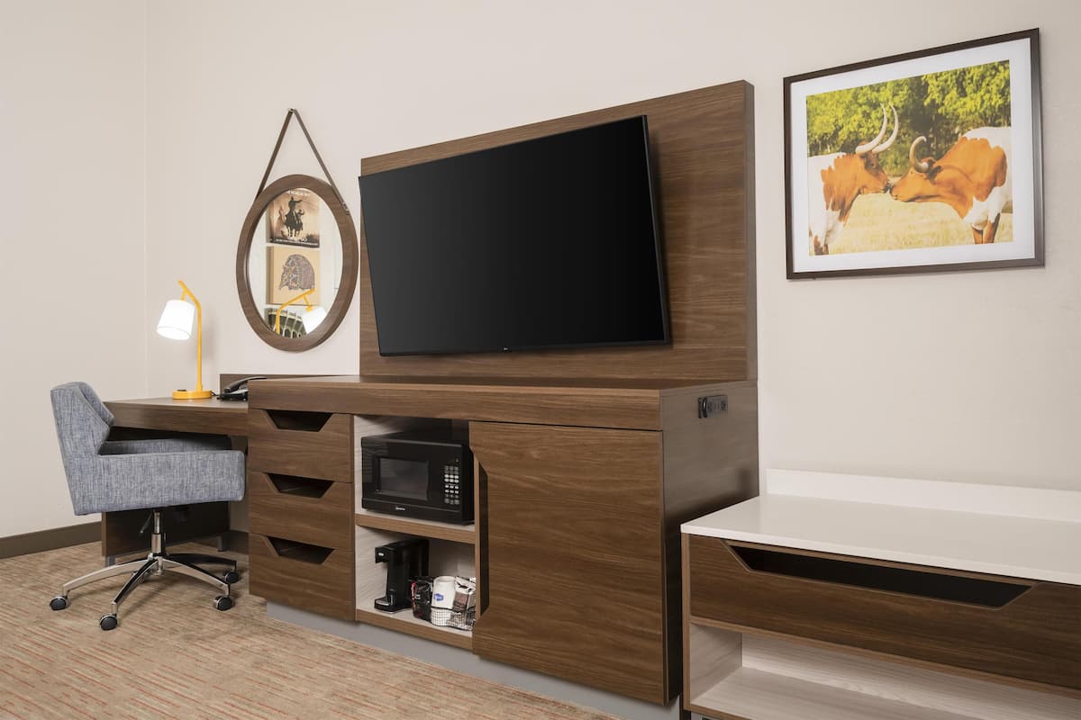 Room, 1 King Bed, Accessible, Non Smoking | Down comforters, pillowtop beds, in-room safe, desk