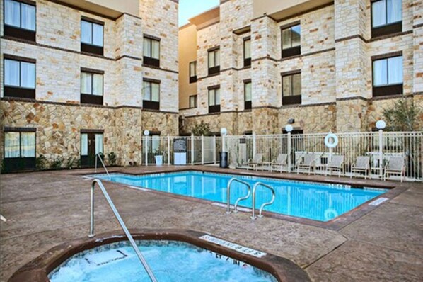 Outdoor pool - Hampton Inn & Suites Mansfield (Mansfield)