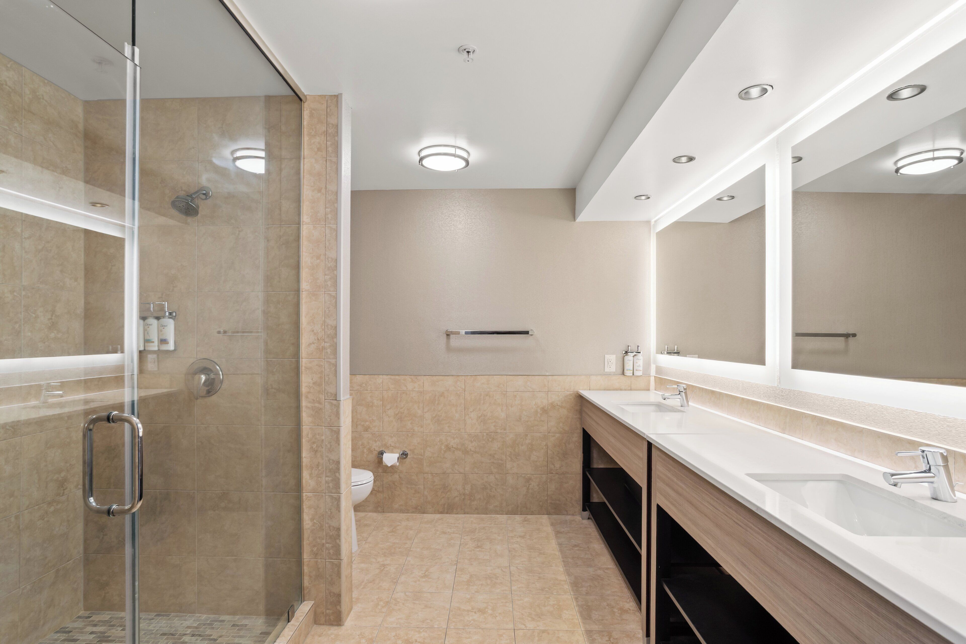 suite, 1 king bed | bathroom | combined shower/bathtub, hair dryer, towels