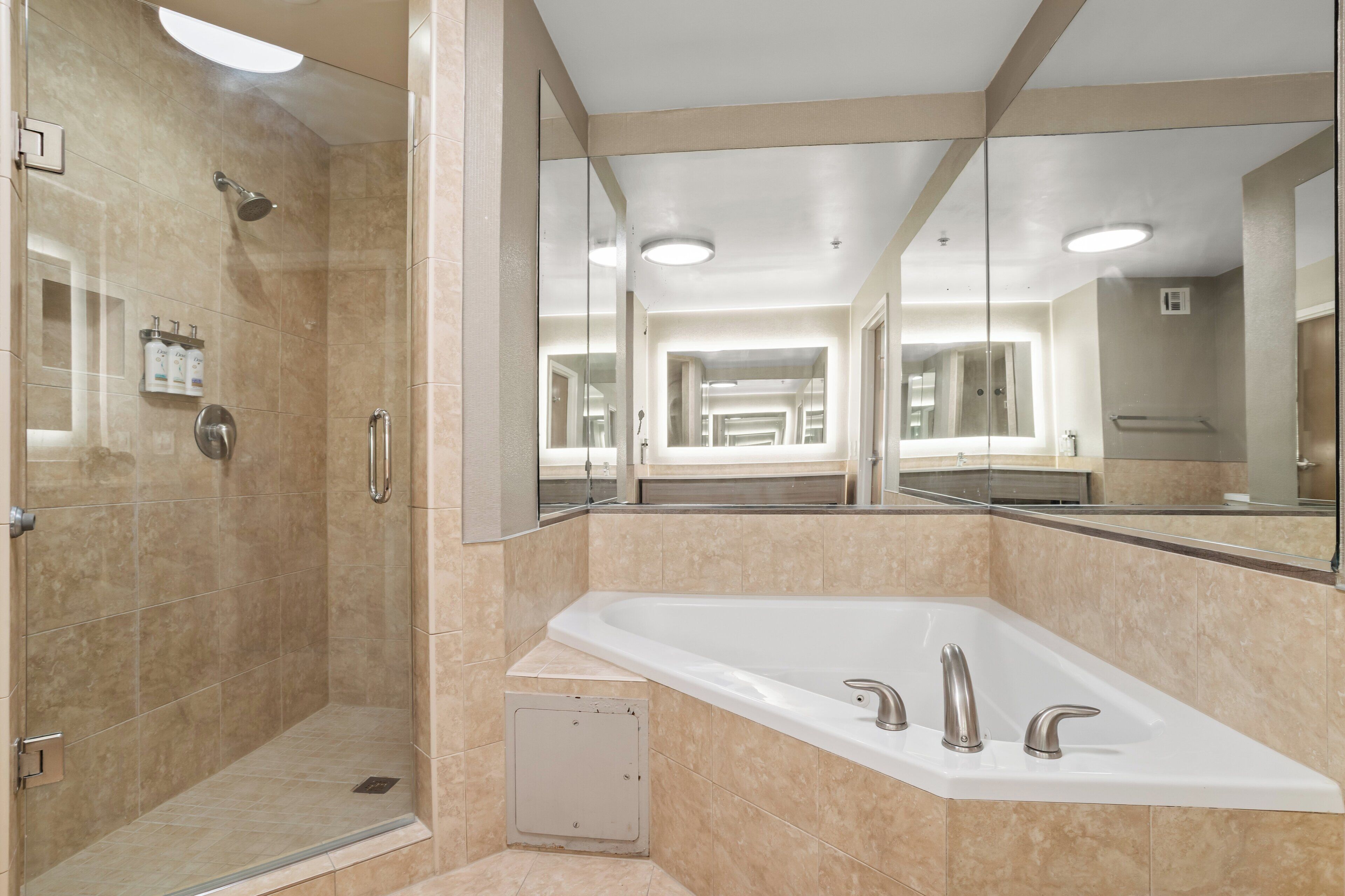 combined shower/bathtub, hair dryer, towels