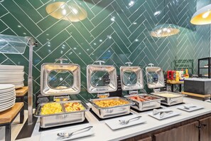 Petit déjeuner buffet servi tous les jours en supplément