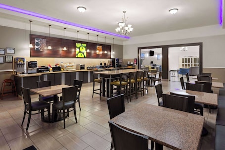 Free daily continental breakfast . La Quinta Inn & Suites by Wyndham Deer Park