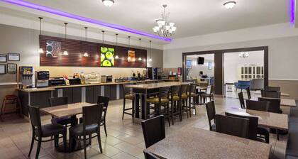 La Quinta Inn & Suites by Wyndham Deer Park