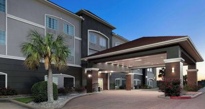 La Quinta Inn & Suites by Wyndham Deer Park