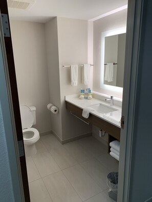 Kombination af bruser/badekar, gratis toiletartikler, hårtørrer