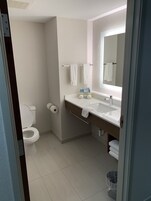 Bañera con ducha, artículos de tocador gratuitos, secador de pelo