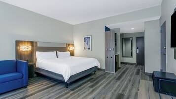Standard Room, 1 King Bed | In-room safe, desk, soundproofing, iron/ironing board
