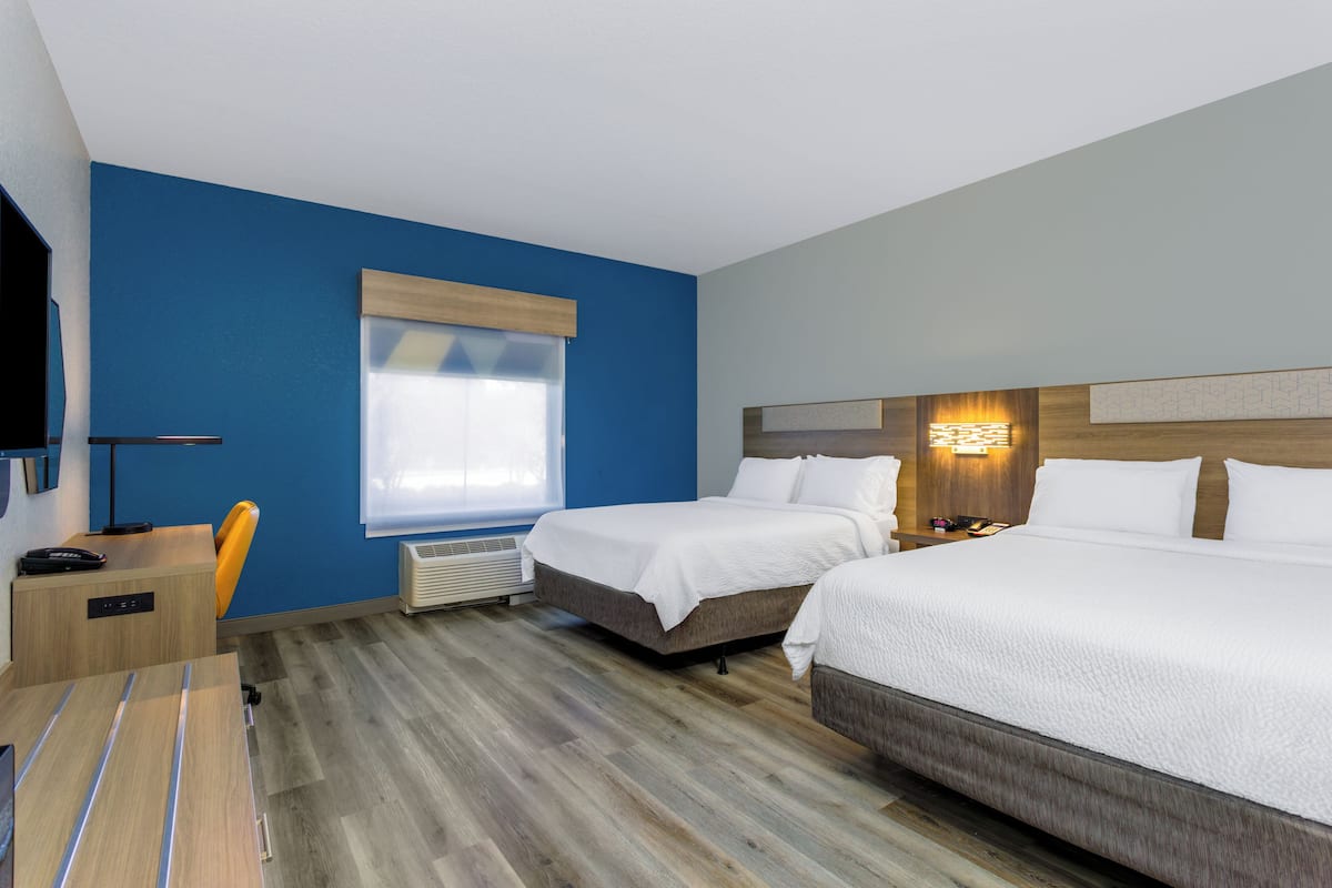 Suite, Mehrere Betten | 1 Schlafzimmer, Zimmersafe, Schreibtisch, Bügeleisen/Bügelbrett