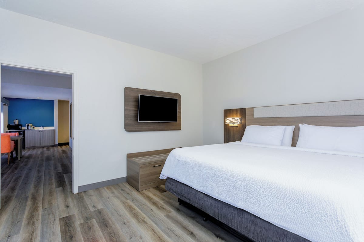 Suite, 1 Schlafzimmer | 1 Schlafzimmer, Zimmersafe, Schreibtisch, Bügeleisen/Bügelbrett