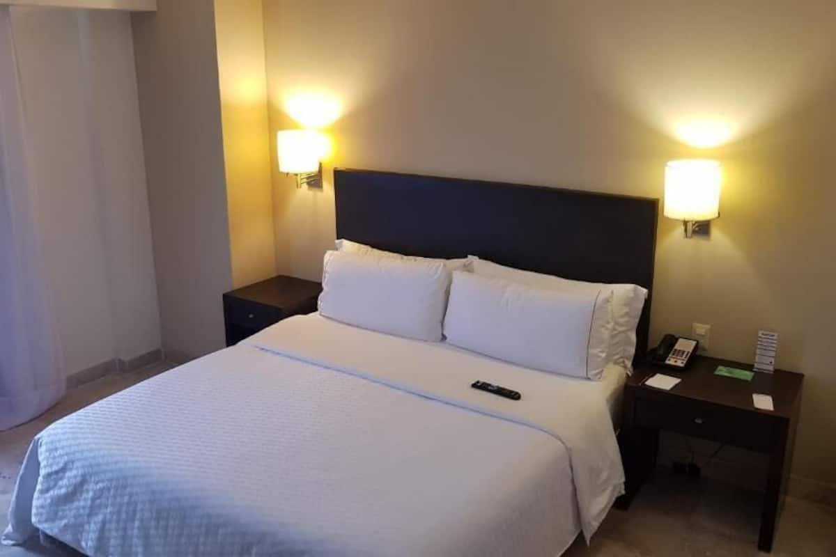 superior room king | minibar, in-room safe, desk, iron/ironing board