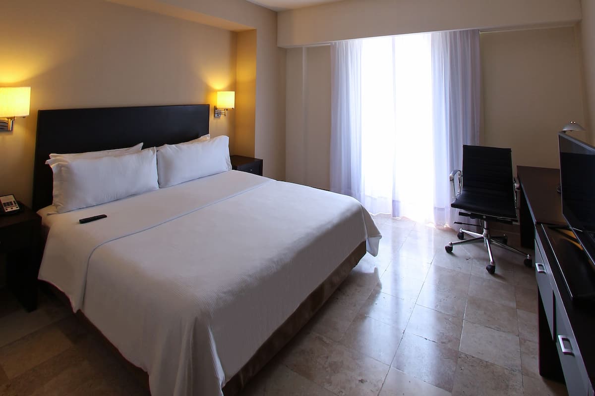 Superior Room King | Minibar, in-room safe, desk, iron/ironing board
