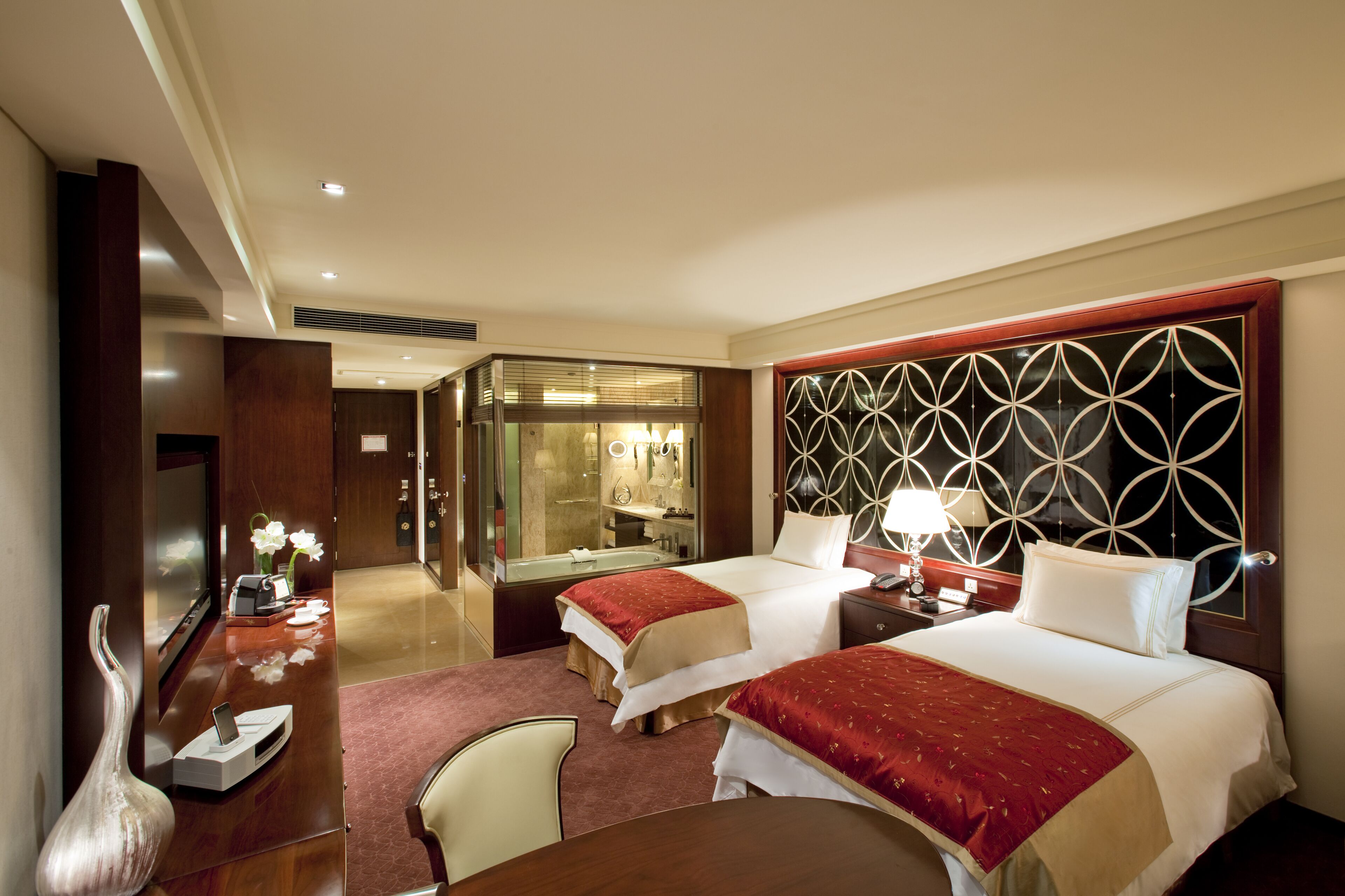 Deluxe Twin Room | Minibar, in-room safe, individually decorated, individually furnished