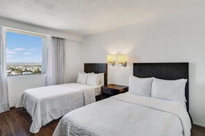 Safe på rommet, skrivebord og strykejern/-brett