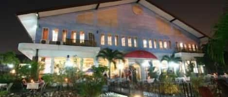 Fassade der Unterkunft – Abend/Nacht