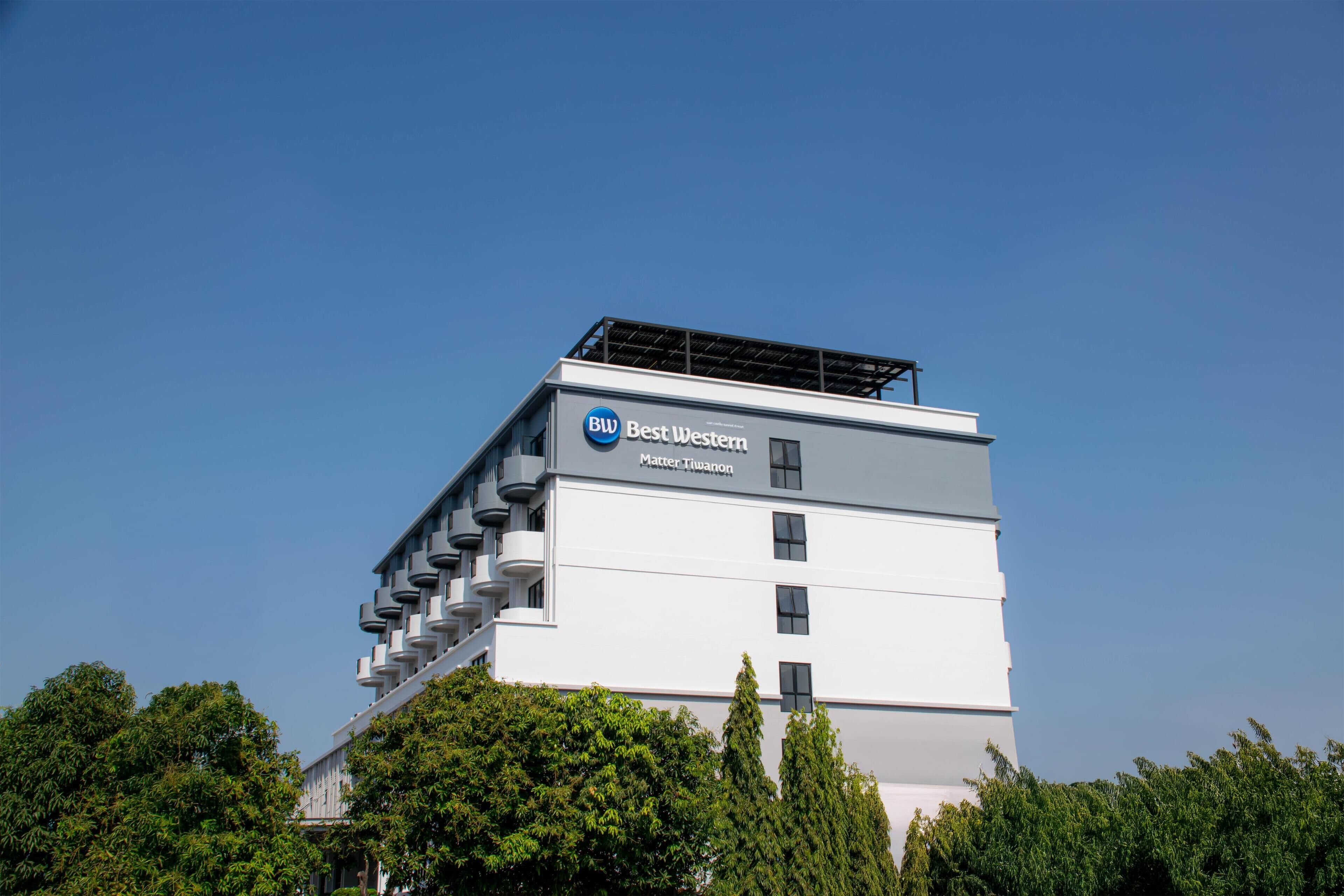 A modern building with the sign "Best Western Matter Tiranon".