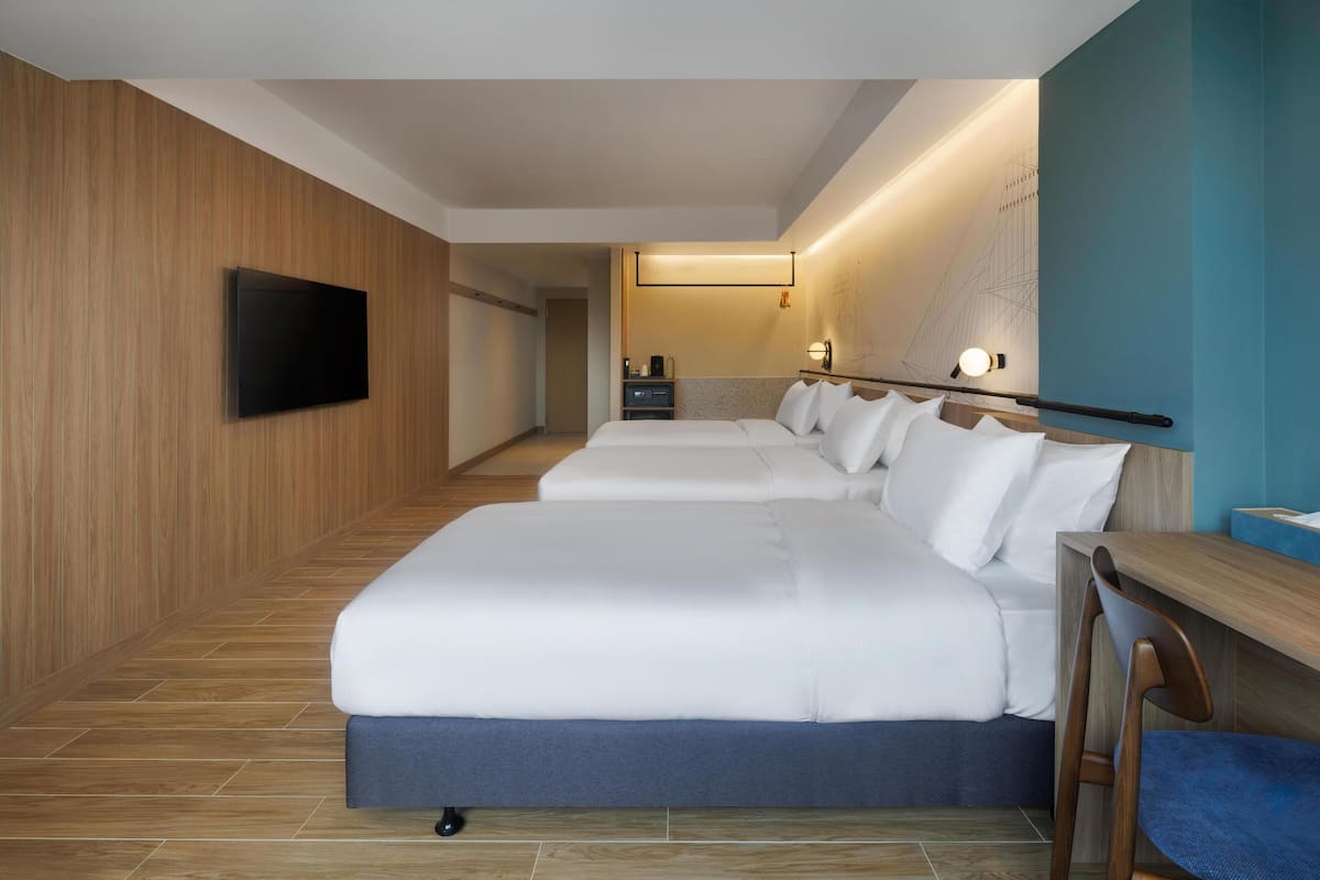 Deluxe Room, 3 Single Beds, Non Smoking | Desk, iron/ironing board