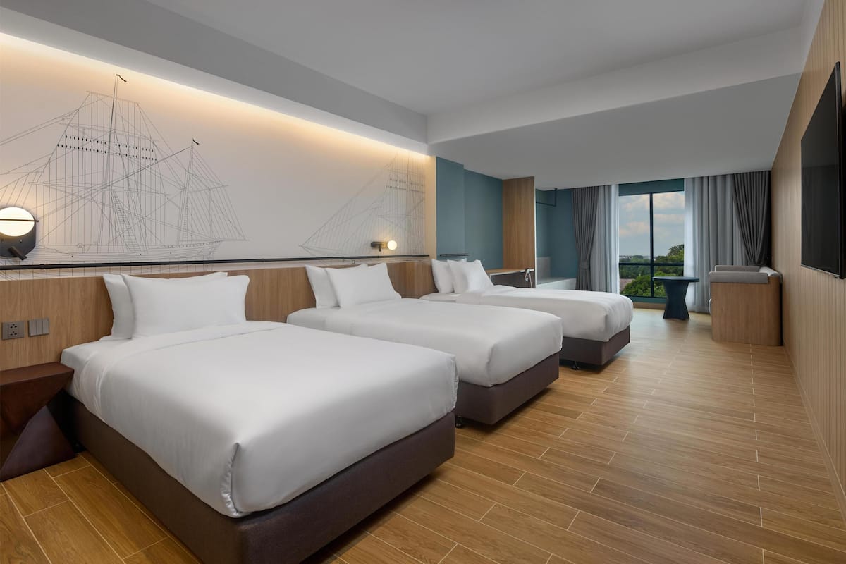 Executive Room, 3 Single Beds, Non Smoking | Desk, iron/ironing board